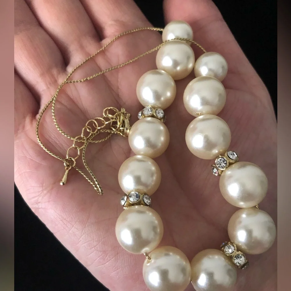 Faux Pearl fashion necklace gold tone chain . Jewellery - Picture 2 of 11